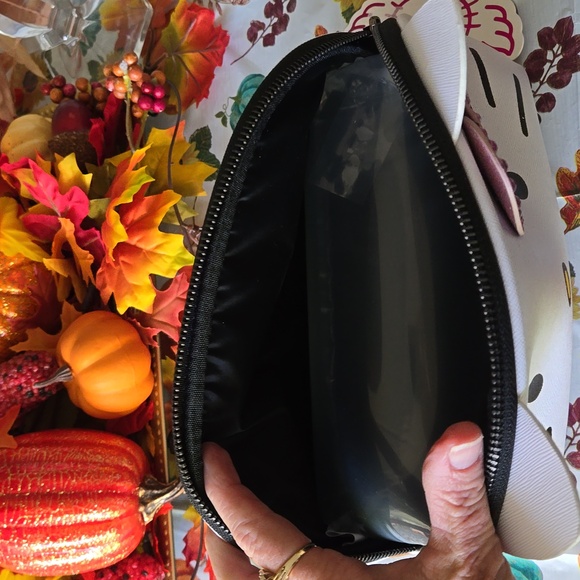 Hello Kitty Makeup Bag - Picture 6 of 7